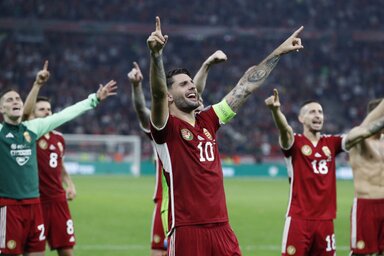 A Szerbia elleni 2-1-es győzelmet ünneplő magyar játékosok a 2023. október 14-i magyar–szerb Eb-selejtező után, fotó: Bernadett Szabo/Reuters