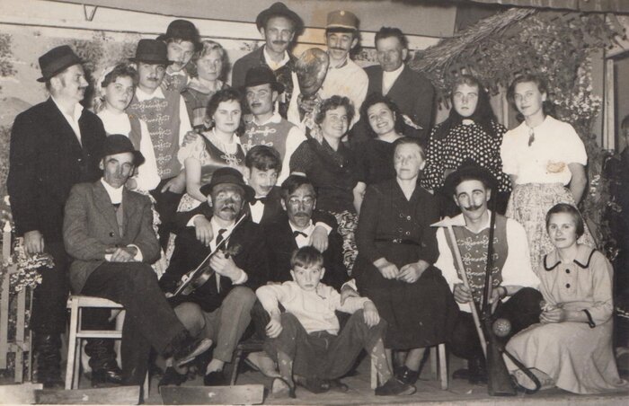 A Falurossza című, 3 felvonásos előadás szereplői a Magyar Otthonban 1961-ben, fotó: ifj. Kabók István gyűjteményéből