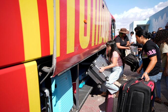 A jelentések szerint a gázaiak közül már mintegy négyszázezren elhagyták otthonukat (AP Photo/Ariel Schalit) A jelentések szerint a gázaiak közül már mintegy négyszázezren elhagyták otthonukat (AP Photo/Ariel Schalit)