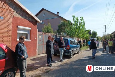 Spontán tüntetés alakult ki a topolyai Baranya utcában Ozorákék mellett (Fotó: Kazinczy Paszterkó Diana felvétele)