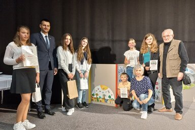 A fotón a díjazott gyermekek mentoraikkal és Nenad Adžemovićtyal, fotó: Grubanov Martinek Emília
