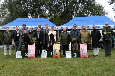A három legszebb kutya a tulajdonosaikkal, a verseny szervezőivel és a küllembírókkal (Topolyai Ebtenyésztők Egyesülete)