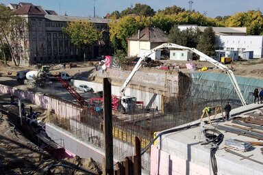 A betonvas konstrukciók a híd tartóoszlopait jelölik, fotó: Benedek Miklós