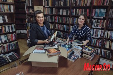 Jolić Dijana és Szőregi Márta könyvtárosok a friss kötetekkel (Fotó: Balázs Andrea felvétele)