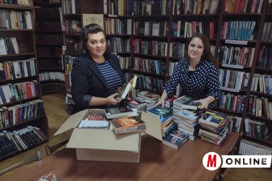 Jolić Dijana és Szőregi Márta könyvtárosok a friss kötetekkel (Fotó: Balázs Andrea felvétele)