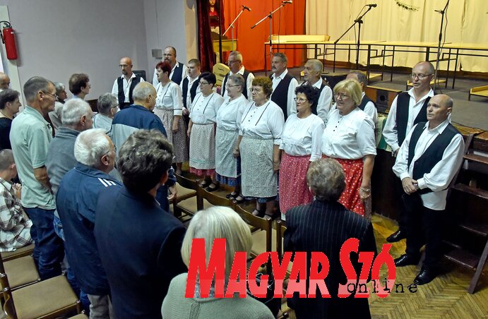 A népzenei találkozó házigazdái, a zentai Délibáb Magyar Művelődési Egyesület tagjai a Himnusz eléneklésével nyitották meg a rendezvényt (Gergely Árpád felvétele)
