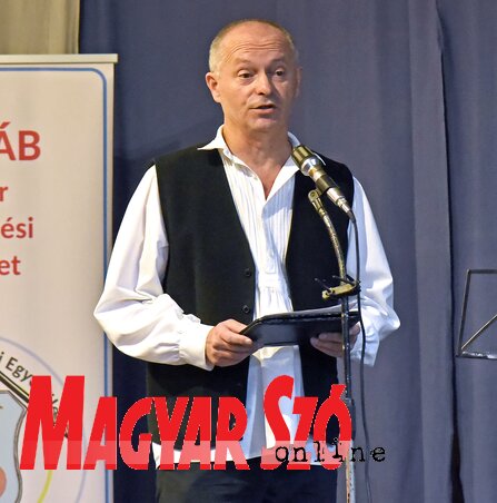 A megjelenteket Pataki Tibor, a zentai
művelődési egyesület vezetője köszöntötte (Gergely Árpád felvétele) A megjelenteket Pataki Tibor, a zentai
művelődési egyesület vezetője köszöntötte (Gergely Árpád felvétele)
