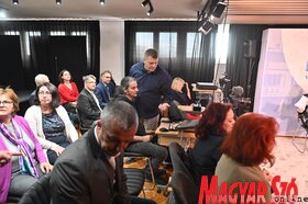 Ünnepi fogadás és panelvita Petrőcön