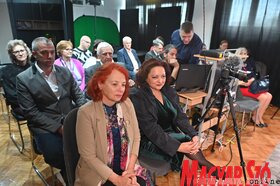 Ünnepi fogadás és panelvita Petrőcön
