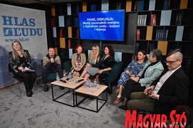 Ünnepi fogadás és panelvita Petrőcön