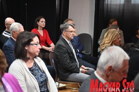 Ünnepi fogadás és panelvita Petrőcön