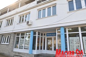 Ünnepi fogadás és panelvita Petrőcön