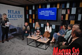Ünnepi fogadás és panelvita Petrőcön