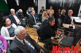Ünnepi fogadás és panelvita Petrőcön