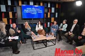 Ünnepi fogadás és panelvita Petrőcön