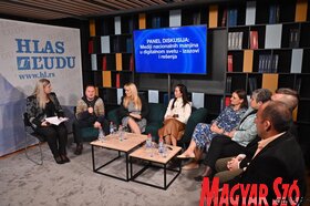 Ünnepi fogadás és panelvita Petrőcön