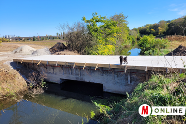 A végéhez közeledik a híd felújítása a kishegyesi kaszálóban (Lakatos János felvétele)