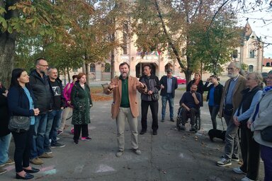 Valkay Zoltán helytörténeti sétájában a Fő utca épületeinek történetére is fény derült (Fotó: Puskás Károly felvétele)