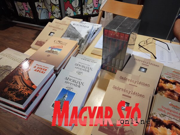 Számos kiadvány közül válogathattak a szegediek (Fotó: Bajić Jenei Klementina felvétele)