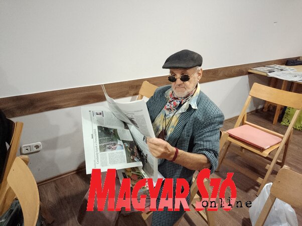 Sokan már a helyszínen átlapozták a Magyar Szót (Fotó: Bajić Jenei Klementina felvétele)
