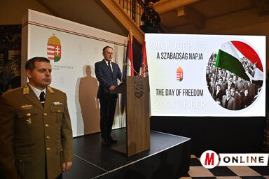 Magyar József Zoltán nagykövet több száz vendég előtt tartotta meg alkalmi beszédét (Ótos András felvétele)