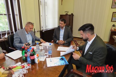 Milan Popov, Bilicki Zoltán és Marko Ćerić a szerződéskötésen (Csincsik Zsolt felvétele)