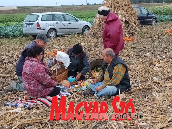 A kukoricatörés után a Tiszaszentmiklósi Magyar Kultúrkör csapatának is jól esik a reggeli
