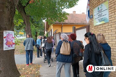 A tiltakozók többször is elhaladtak Topolya Község Szociális Központja előtt (Kazinczy Paszterkó Diana)