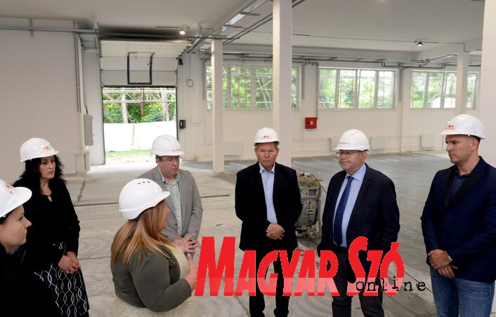 Pásztor István jelentős szerepet töltött be a stratégiai döntések meghozásában – Az új telepi nyomdacsarnok bejárása májusban (Fotó: Dávid Csilla) Pásztor István jelentős szerepet töltött be a stratégiai döntések meghozásában – Az új telepi nyomdacsarnok bejárása májusban (Fotó: Dávid Csilla)