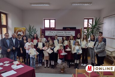 A díjazott diákok a zsűrivel és a szervezőkkel (Balázs Andrea felvétele)