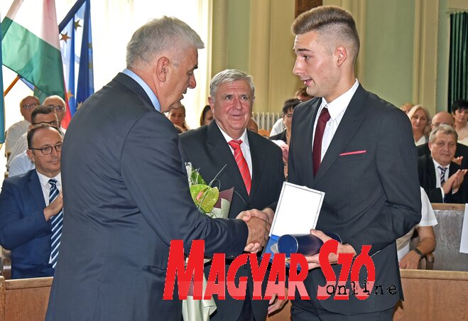 Az elismerést Czegledi Rudolf és Veselin Petrović adta át Miklós Miklósnak (Gergely Árpád felvétele)