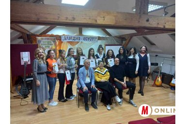 Az idei versíró pályázat díjazottjai a zsűrivel és az óbecsei Népkönyvtár munkatársaival (Kancsár Izabella felvétele)