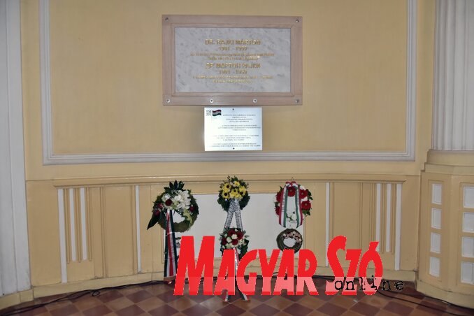 Megkoszorúzták dr. Rakji Márton emléktábláját a zentai városházán (Fotó: Gergely Árpád felvétele)