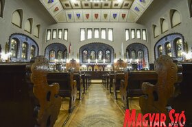 A pincében pusztuló vitrázsokat restaurálták, majd visszahelyezték a díszterem ablakaiba (Molnár Edvárd felvétele)