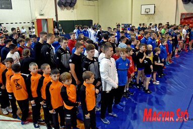 Még a világ legjobb fényképezőgépe sem fogta volna be az összes felvonuló birkózót (Gergely Árpád Felvétele)