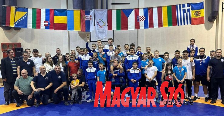 A Potisje Birkózóklub apraja-nagyja (Gergely Árpád Felvétele) A Potisje Birkózóklub apraja-nagyja (Gergely Árpád Felvétele)