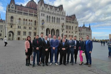 A vajdasági fiatalok az Országház épülete előtt