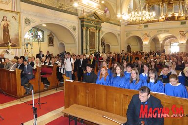 A Kóruspódiumra megtelt a Szentháromság-plébániatemplom (Csincsik Zsolt felvétele)