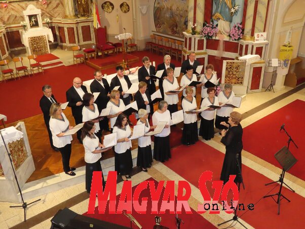 A találkozót a 30 éves jubileumát ünneplő házigazda Musica Humana kamarakórus nyitotta meg (Csincsik Zsolt felvétele) A találkozót a 30 éves jubileumát ünneplő házigazda Musica Humana kamarakórus nyitotta meg (Csincsik Zsolt felvétele)