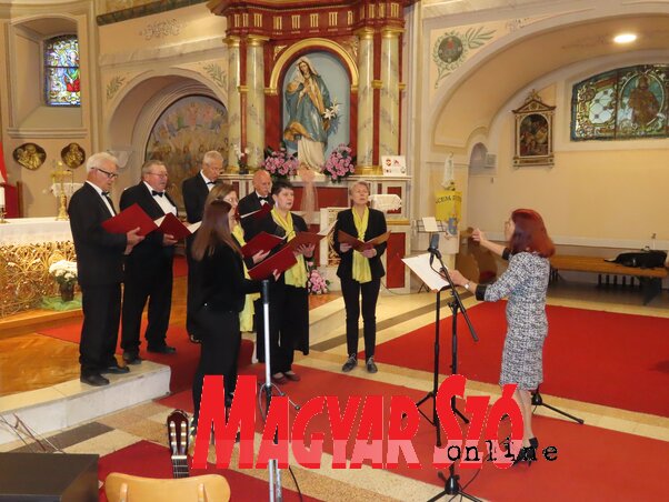 A kúlai Bartók Béla kamarakórus (Csincsik Zsolt felvétele) A kúlai Bartók Béla kamarakórus (Csincsik Zsolt felvétele)