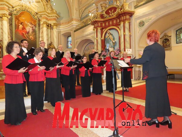 A magyarkanizsai Cantilena kamarakórus (Csincsik Zsolt felvétele) A magyarkanizsai Cantilena kamarakórus (Csincsik Zsolt felvétele)