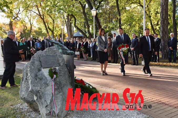 U ime nacionalnog saveta vence su položili potpredsednica Žofija Pal Rigo, predsednik Arpad Fremond i Ištvan Šarkezi, predsednik Izvršnog odbora (Foto: Edvard Molnar) U ime nacionalnog saveta vence su položili potpredsednica Žofija Pal Rigo, predsednik Arpad Fremond i Ištvan Šarkezi, predsednik Izvršnog odbora (Foto: Edvard Molnar)