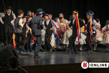 Őszi forgatag a bácsfeketehegyi színházban (Lakatos János felvétele)