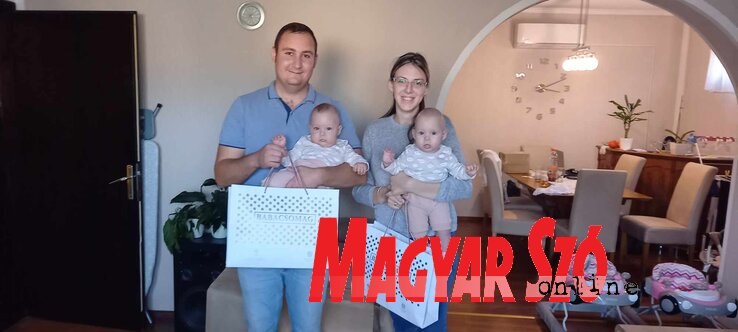 A Csernyák családban az ikerlányok is megkapták a babacsomagot, fotó: Kancsár Izabella