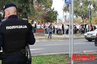 Szép számban érkeznek a szurkolók Topolyára