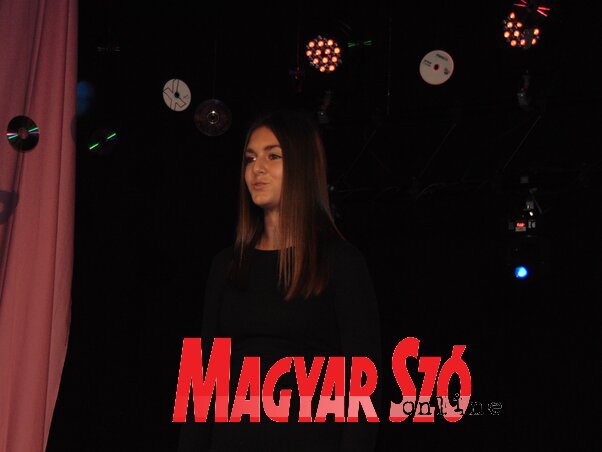 Bozsir Dianna Csík Mónika versét választotta (Vidács Hajnalka felvétele) Bozsir Dianna Csík Mónika versét választotta (Vidács Hajnalka felvétele)