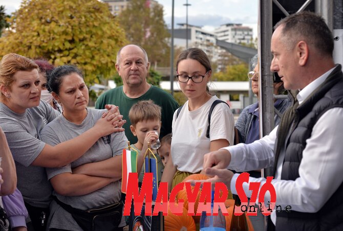 A felkínált, finom falatok valóban jól bemutatták az anyaország konyháját, hortobágyi palacsintáért sorban álltak (Fotó: Dávid Csilla felvétele) A felkínált, finom falatok valóban jól bemutatták az anyaország konyháját, hortobágyi palacsintáért sorban álltak (Fotó: Dávid Csilla felvétele)