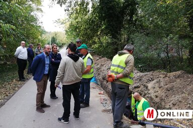 Az új vezetékszakasz csaknem egy kilométer hosszú – a polgármester és a közvállalat képviselői megtekintik a munkálatokat (Tóth Péter felvétele)