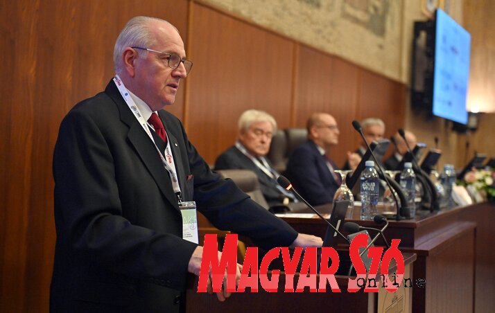 Prof. dr. Tihomir Vejnović nyitotta meg Diczfalusy Egon, a magyar–svéd orvoskutató alapítványának konferenciáját (Ótos András felvétele) Prof. dr. Tihomir Vejnović nyitotta meg Diczfalusy Egon, a magyar–svéd orvoskutató alapítványának konferenciáját (Ótos András felvétele)