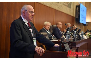 Prof. dr. Tihomir Vejnović nyitotta meg Diczfalusy Egon, a magyar–svéd orvoskutató alapítványának konferenciáját (Ótos András felvétele)